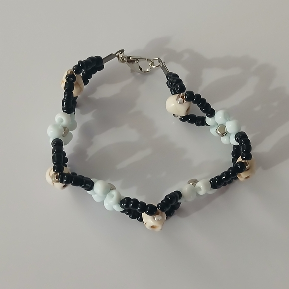 Black and White Beaded Bracelet with Elegant Design - Picture 3 of 6